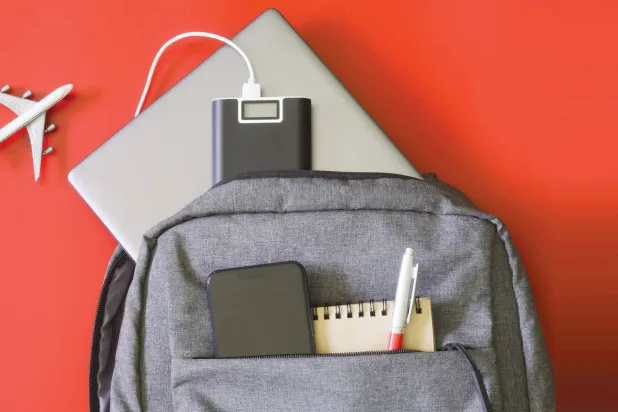 يسمح فقط بحمل الشاحن في حقائب اليد (شاترستوك)