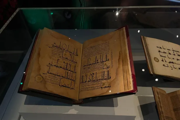 مصحف بالخط الكوفي من العراق أو إيران في الفترة ما بين 1000 و1100 ميلادياً (المكتبة البريطانية)