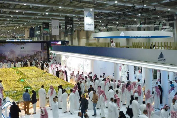 زوار معرض «سيتي سكيب العالمي» مجتمعون أمام جناح «الإسكان» (واس)