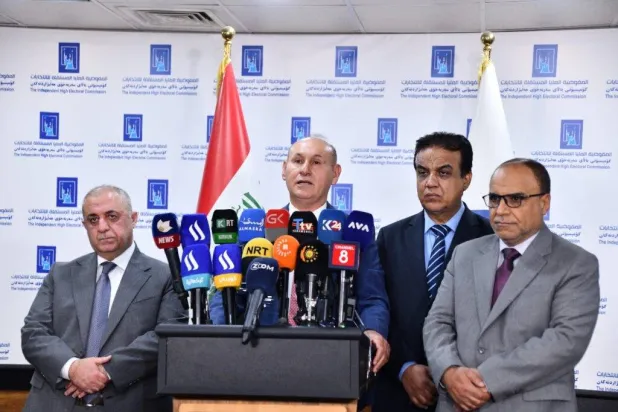 مسؤولون في مفوضية الانتخابات خلال إعلان انطلاق الحملات الانتخابية في كردستان (موقع المفوضية)