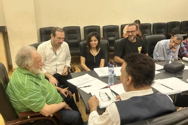 فريق العمل خلال البروفة التحضيرية (المسرح القومي)