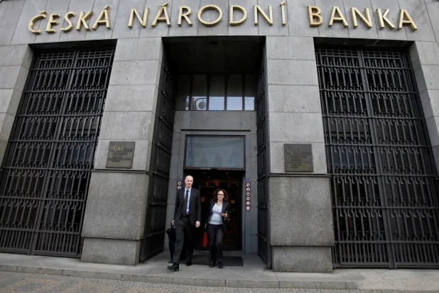 أشخاص يغادرون البنك الوطني التشيكي في وسط براغ (رويترز)