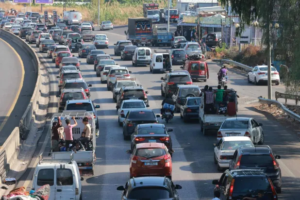 زحمة خانقة في بلدة الدامور جنوب العاصمة بيروت حيث يفر الناس من جنوب لبنان (أ.ف.ب) 