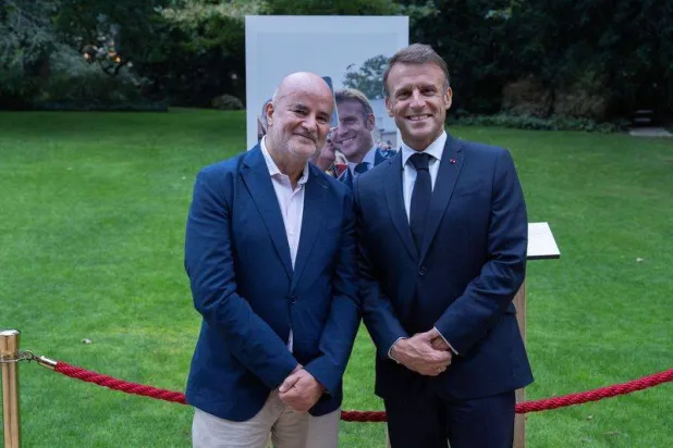 الرئيس الفرنسي والمصوّر عمار عبد ربه