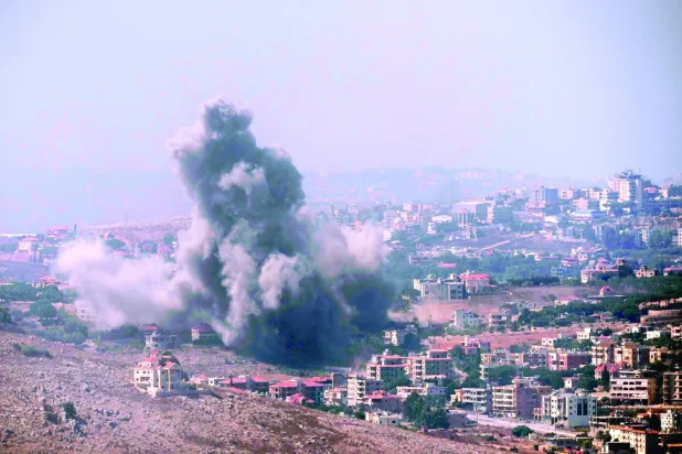 İsrail'in Lübnan'ın güneyindeki Kafr Rumman köyüne düzenlediği hava saldırısının ardından dumanlar yükseliyor. (AP)
