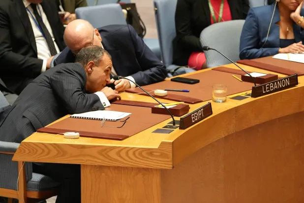 رئيس الوزراء اللبناني نجيب ميقاتي يتحدث إلى عبد العاطي خلال اجتماع مجلس الأمن (إ.ب.أ)