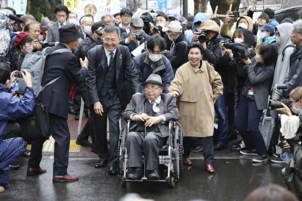 إيواو هاكامادا مع شقيقته هيديكو وسط محبيه (أ.ب)