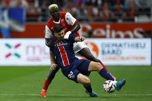 سان جيرمان سيحاول استغلال عاملي الأرض والجمهور لكسب النقاط الثلاث وضمان البقاء في الصدارة (رويترز)