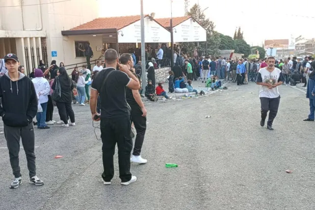 سوريون ولبنانيون على معبر المصنع بين لبنان وسوريا هرباً من القصف الإسرائيلي (الشرق الأوسط)