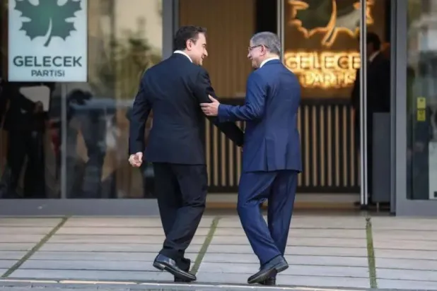 داود أوغلو خلال استقباله باباجان بمقر حزب «المستقبل» في أنقرة قبل أيام (وسائل إعلام تركية)