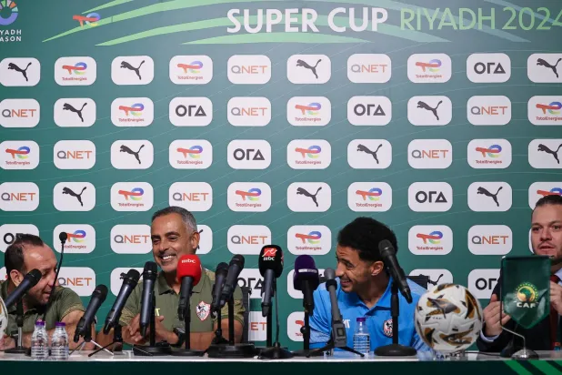 جوزيه غوميز وعمر جابر خلال المؤتمر الصحافي (سعد العنزي)