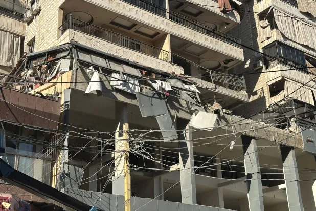 المبنى المتضرر من الغارة الإسرائيلية في الضاحية الجنوبية لبيروت (إ.ب.أ)