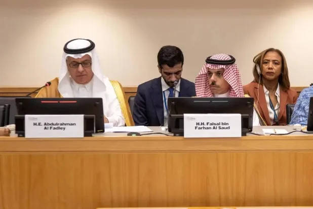 الأمير فيصل بن فرحان وزير الخارجية رئيس وفد المملكة والمهندس عبد الرحمن الفضلي وزير البيئة والمياه والزراعة خلال جلسة «الطريق إلى الرياض» («الشرق الأوسط»)