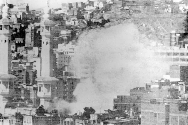 سحابة دخانية متصاعدة من المسجد الحرام خلال المحاولة الإرهابية عام 1979 
