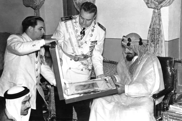 الحجیلان در حال ترجمه در ملاقات ملک عبدالعزیز و وزیر امور خارجه اسپانیا در آوریل 1952