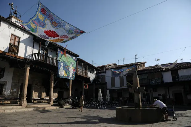 إسبانيا ليست الدولة الوحيدة التي تقدم لبعض العمال أموالاً للانتقال إليها (رويترز)