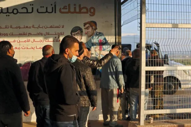 عمال فلسطينيون يعبرون من شمال غزة للعمل في إسرائيل (أ.ف.ب)