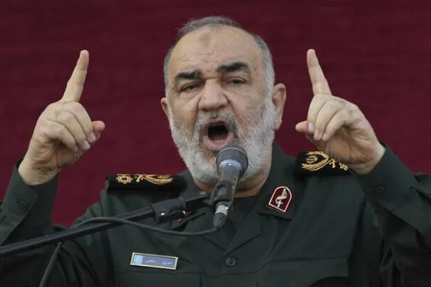 قائد «الحرس الثوري» الإيراني اللواء حسين سلامي يلقي كلمة خلال مراسم جنازة 5 من أفراد «الحرس» الذين قُتلوا بسوريا في 4 أغسطس 2022 (أرشيفية - أ.ب)