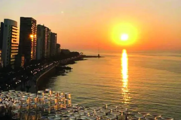 مشهد الغروب يؤكد استثنائية التجربة البصرية (حساب «C-Lounge» في «فيسبوك»)