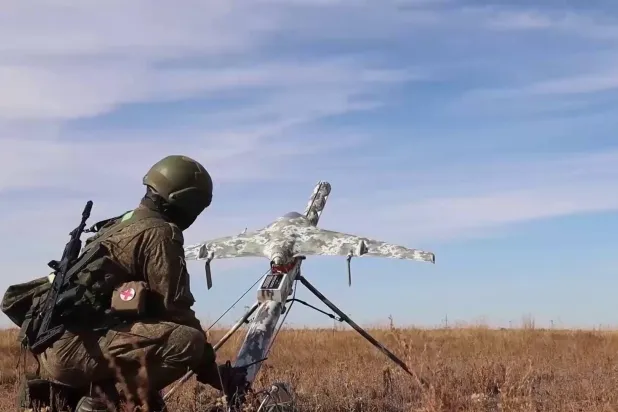 جندي روسي يطلق طائرة مُسيرة صغيرة خلال أحد التدريبات (لقطة من فيديو لوزارة الدفاع الروسية)