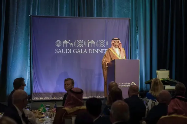 الوزير بندر الخريف يتحدث خلال افتتاح فعالية «الليلة السعودية» في لاس فيغاس (واس)