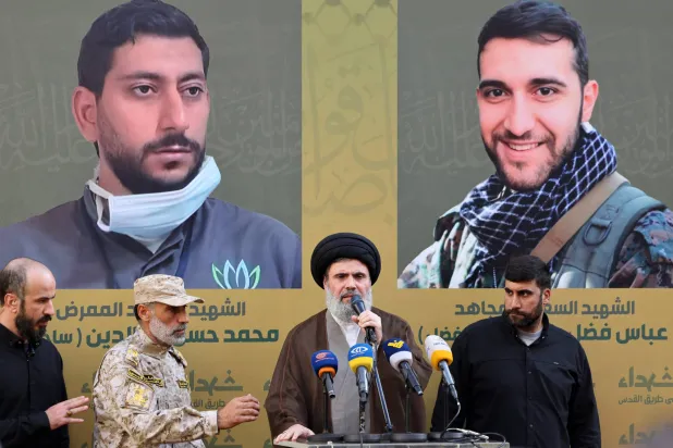 هاشم صفي‌الدین در یک عکس آرشیویی همراه با ابراهیم عقیل، فرمانده حزب‌الله که هفته گذشته در یک حمله هوایی اسرائیل کشته شد (AFP)