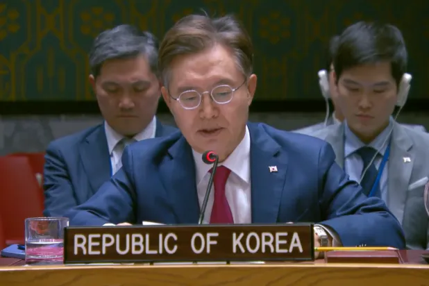 ممثل كوريا الجنوبية لدى الأمم المتحدة هوانغ جون-كوك يتحدث خلال جلسة مجلس الأمن (الأمم المتحدة)
