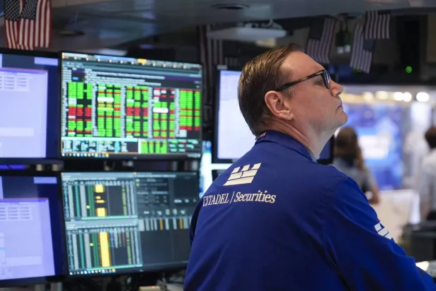 متداول في بورصة نيويورك يراقب تحرك الأسهم (أ.ب)