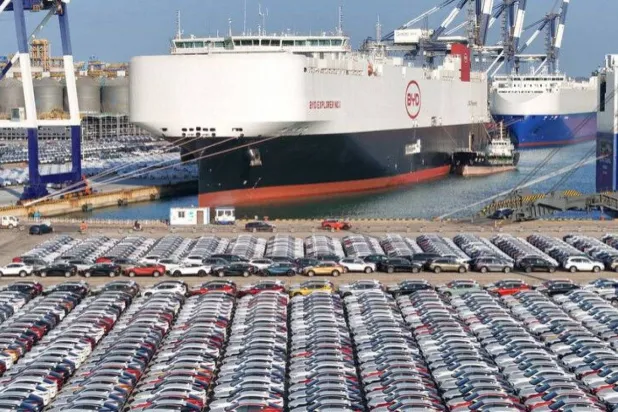 سيارات «بي واي دي» الصينية في طريقها للشحن عبر ميناء يانتاي شرق البلاد (أ.ف.ب)