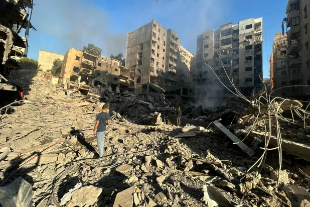 دمار في حارة حريك بالضاحية الجنوبية لبيروت إثر غارات يوم الجمعة (أ.ف.ب)