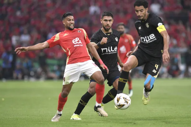 عمر جابر (يمين) تعرض لإصابة عضلية في مواجهة السوبر الأفريقي (رويترز)