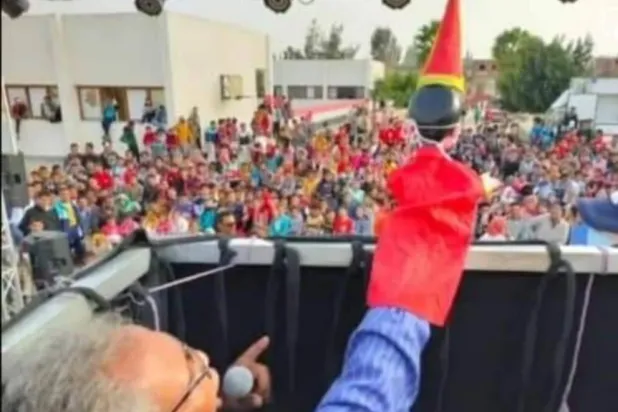 عبد التواب يقدم أحد عروض الأراجوز (الشرق الأوسط)