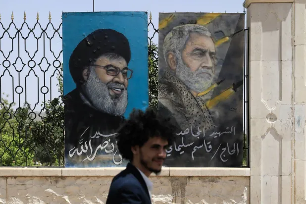 صور لنصر الله وقاسم سليماني بالعاصمة اليمنية صنعاء في 28 سبتمبر (إ.ب.أ)