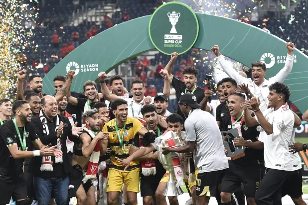 شيكابالا يحمل كأس السوبر الأفريقي بعد الفوز على الأهلي بركلات الترجيح (رويترز)