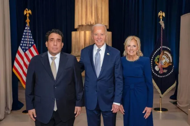 المنفي خلال حضور حفل العشاء مع الرئيس الأميركي (المنفي)