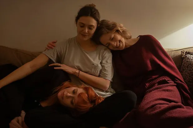 His Three Daughters فيلم درامي عائلي تميّزه بطلاته الثلاث (نتفليكس)