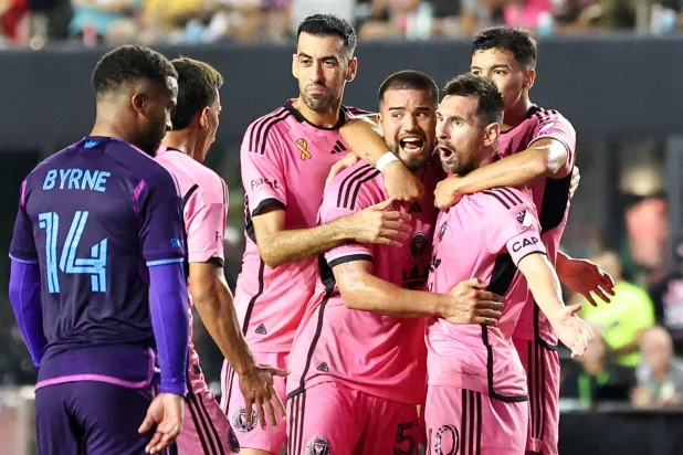 فرحة ميسي بهدف التعادل مع زملائه (أ.ف.ب)