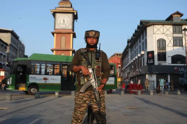 قوات الأمن بكشمير في حالة تأهب قصوى بعد أن كشفت السلطات عن أن المسلحين اعتمدوا تكتيكات «الإرهاب الخفي» في سلسلة هجمات منطقة جامو (إ.ب.أ)