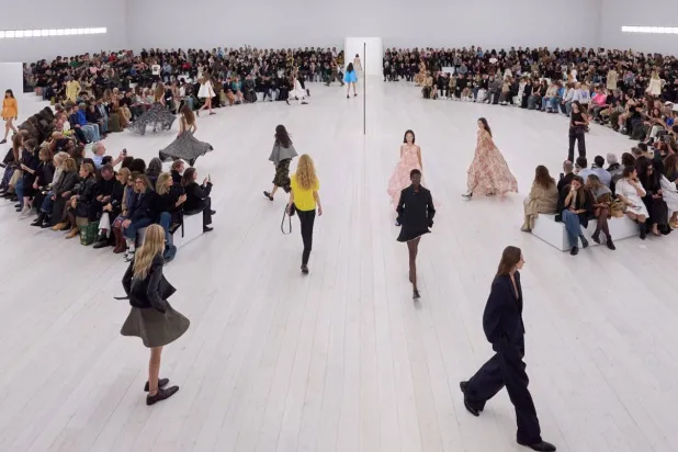 حافظ أسبوع باريس على مكانته بثقة رغم أنه لم ينج تماماً من تبعات الأزمة الاقتصادية (لويفي)