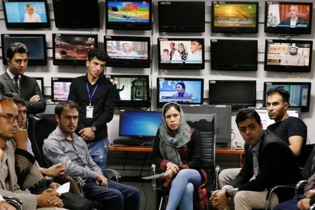 صحافيون أفغان في لقاء بمكتب أخبار «تولو» في العاصمة كابل (إعلام أفغاني)