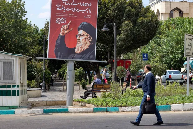 صورة للأمين العام لحزب الله حسن نصر الله في طهران (أ.ف.ب)