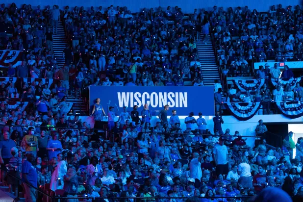 جانب من تجمّع انتخابي في ويسكونسن للمرشحة الديمقراطية يوم 20 سبتمبر (أ.ف.ب)