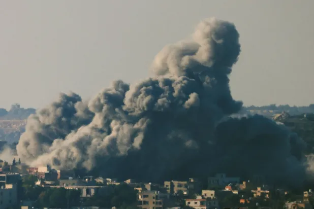 الدخان يتصاعد بعد غارة جوية إسرائيلية على جنوب لبنان 29 سبتمبر 2024 (رويترز) 
