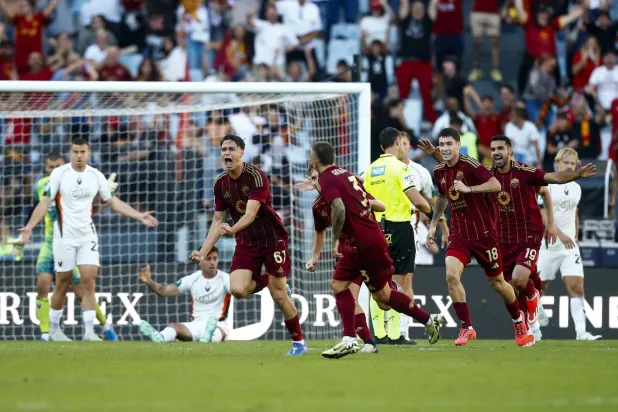 فرحة لاعبي روما بعد الفوز على فينيتسيا (إ.ب.أ)