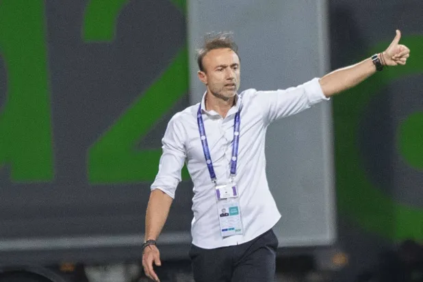 كريستوس كونتيس مدرب فريق الفيحاء (تصوير: يزيد السمراني) 