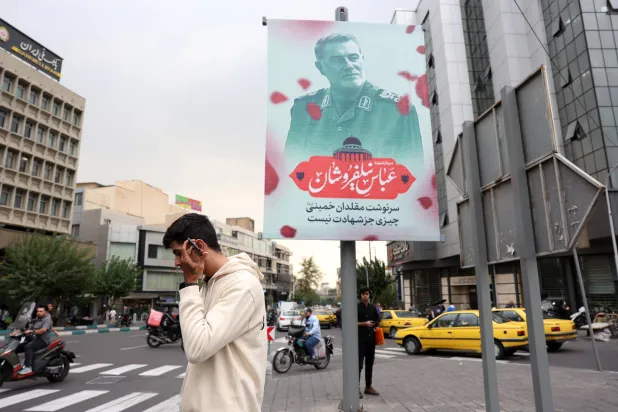 لافتة في شارع وسط طهران تحمل صورة القيادي بـ«الحرس الثوري» عباس نيلفروشان بعد تأكيد مقتله (إ.ب.أ)