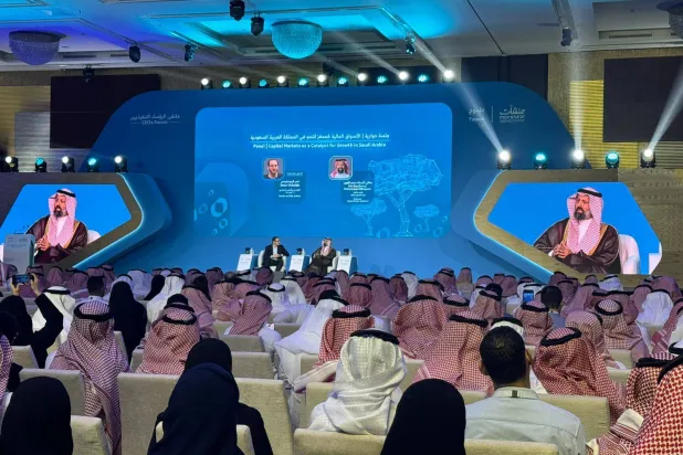 رئيس مجلس هيئة السوق المالية محمد القويز متحدثاً في ملتقى الرؤساء التنفيذيين (الشرق الأوسط)