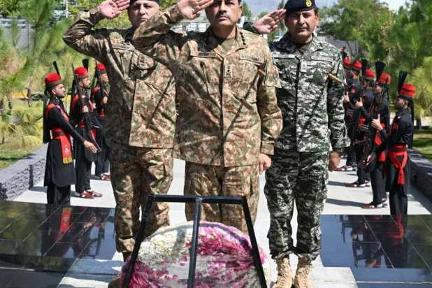 الجنرال عاصم منير بعد وضع إكليل من الزهور على نصب قتلى الجيش الباكستاني في راولبندي (الجيش الباكستاني)