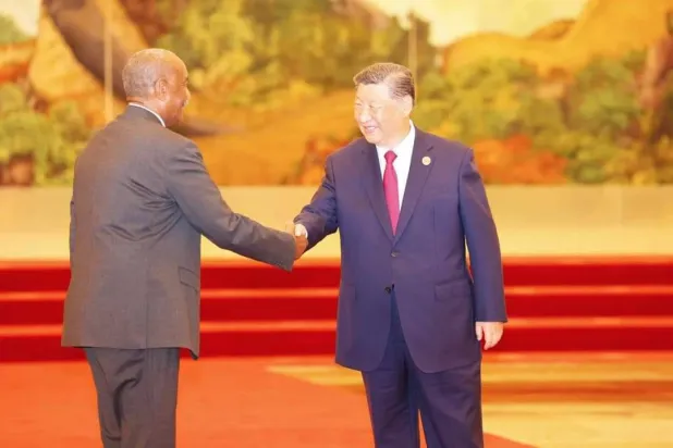 الرئيس الصيني يرحب بقائد الجيش السوداني عبد الفتاح البرهان خلال «قمة منتدى التعاون الصيني - الأفريقي» في بكين مطلع سبتمبر الماضي (مجلس السيادة)