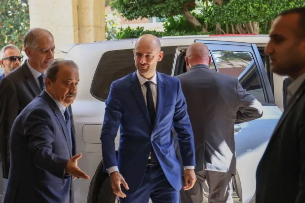 وزير الخارجية الفرنسي جان نويل بارو قبيل لقائه رئيس البرلمان نبيه بري (أ.ف.ب)